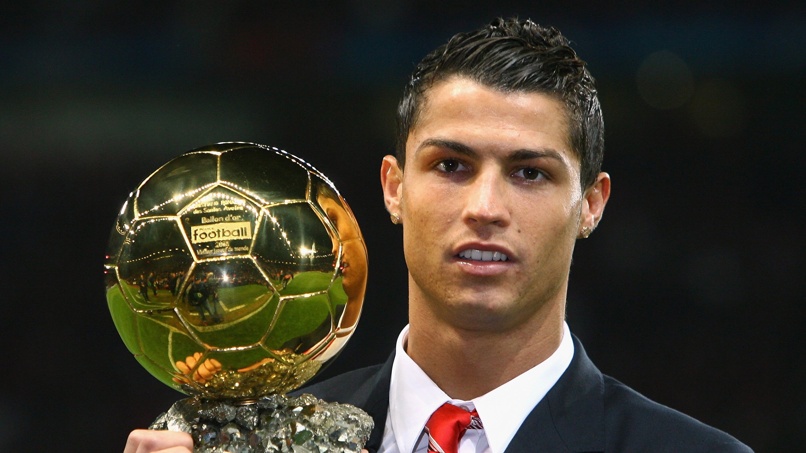 C罗带伤坚持比赛展现队长担当，c罗受的伤